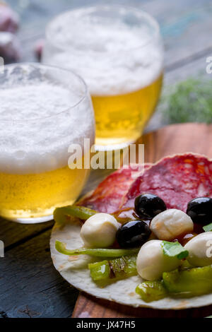 Pete con un differente riempimento con birra Foto Stock