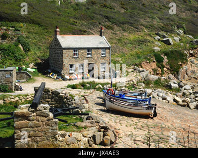 Barche ormeggiate sullo scalo a Penberth Cove, vicino a St Levan in West Cornwall. Foto Stock