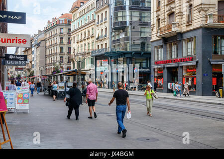 Unidentified pedoni a Rue de la Croix-d'Or, una delle principali strade dello shopping di Ginevra. Ginevra, Svizzera. Foto Stock