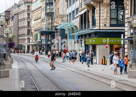 Unidentified pedoni a Rue de la Croix-d'Or, una delle principali strade dello shopping di Ginevra, sotto un cielo nuvoloso. Ginevra, Svizzera. Foto Stock