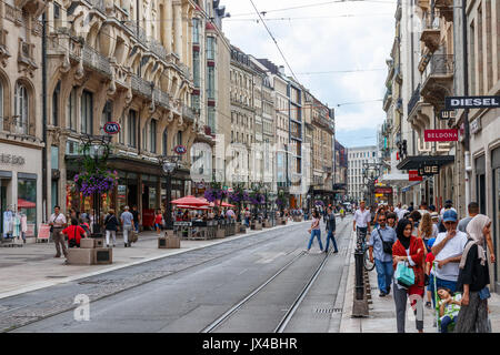 Unidentified pedoni a Rue de la Croix-d'Or, una delle principali strade dello shopping di Ginevra, sotto un cielo nuvoloso. Ginevra, Svizzera. Foto Stock