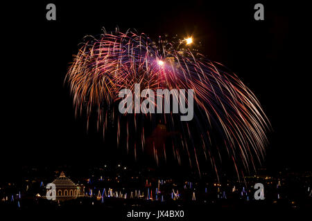 Pirotecnica display per la festa di Nostra Signora, celebrata il 15 agosto in molti villaggi di Malta. Ecco i fuochi d'artificio a Mosta. Foto Stock