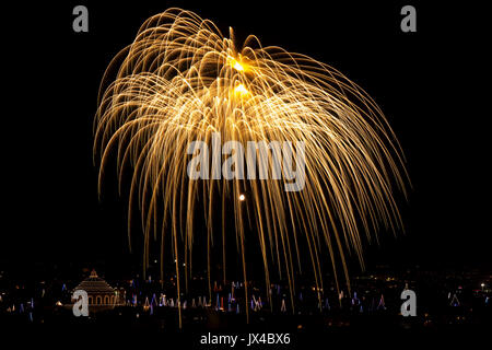 Pirotecnica display per la festa di Nostra Signora, celebrata il 15 agosto in molti villaggi di Malta. Ecco i fuochi d'artificio a Mosta. Foto Stock