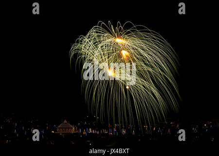 Pirotecnica display per la festa di Nostra Signora, celebrata il 15 agosto in molti villaggi di Malta. Ecco i fuochi d'artificio a Mosta. Foto Stock