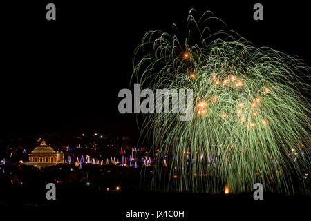 Pirotecnica display per la festa di Nostra Signora, celebrata il 15 agosto in molti villaggi di Malta. Ecco i fuochi d'artificio a Mosta. Foto Stock