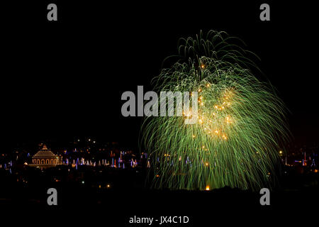 Pirotecnica display per la festa di Nostra Signora, celebrata il 15 agosto in molti villaggi di Malta. Ecco i fuochi d'artificio a Mosta. Foto Stock