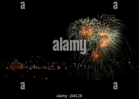 Pirotecnica display per la festa di Nostra Signora, celebrata il 15 agosto in molti villaggi di Malta. Ecco i fuochi d'artificio a Mosta. Foto Stock