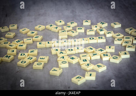 Vari tipo di scrabble pezzi utilizzati per rendere la parola elezione su un effetto concreto sfondo Foto Stock