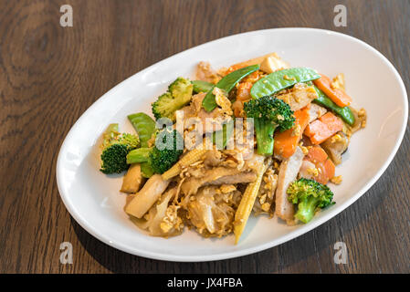 Riso fritto a base di noodle con carne di maiale alla griglia Foto Stock
