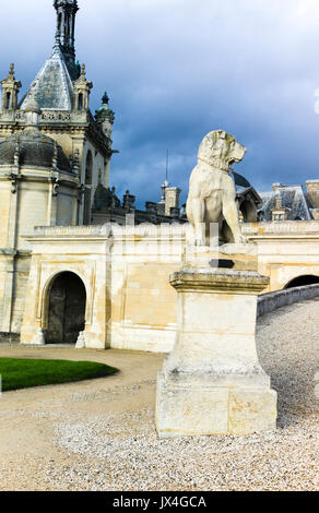 Statua di un cane da guardia presso il palazzo di Chantilly, Francia Foto Stock