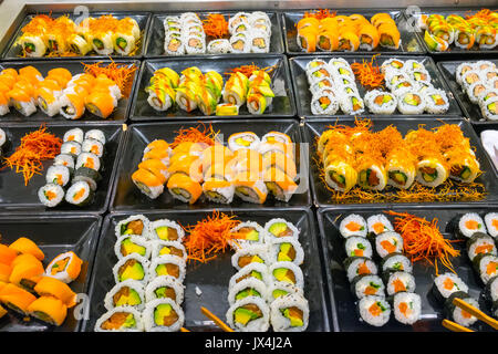 Grande scelta di sushi rotoli ad un buffet Foto Stock