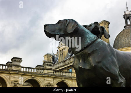 La scultura in bronzo di cani presso il palazzo di Chantilly, Piccardia, Francia Foto Stock