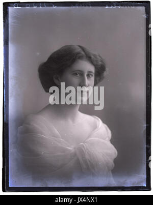 Miss N Emslie, 1 Dic 1910 (16879766289) Foto Stock