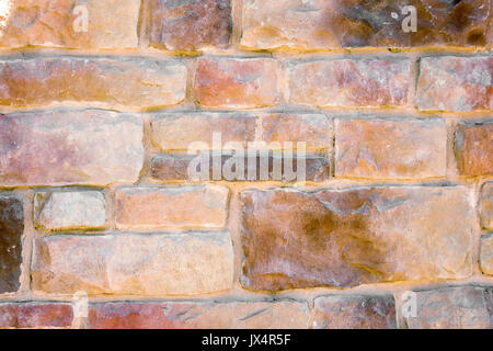 Parte del muro di pietre legate con cemento. Foto Stock