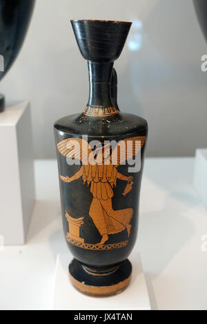 Nike versando una libagione presso un altare, lekythos (olio pallone), pittore di Berlino, greco, soffitta, c 490 BC, terracotta, rosso figura tecnica Arthur M Sackler Museum, Harvard University DSC01545 Foto Stock