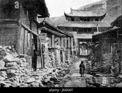 Tatsienlu street e south gate nel 1890 da Anversa Edgar Pratt Foto Stock