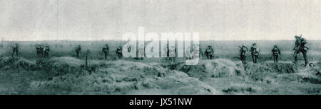 Le truppe britanniche di avanzare attraverso la shell & gun smoke, Somme offensivo, WW1 Foto Stock