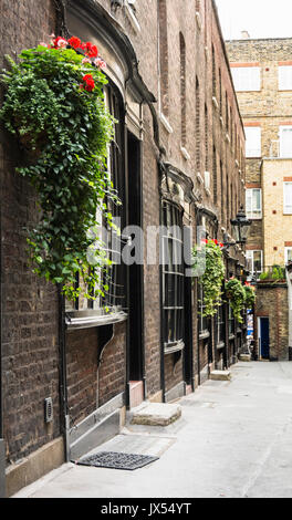 Goodwin's Court (costruito 1627), il vero Diagon Alley in London, WC2, Regno Unito. Foto Stock