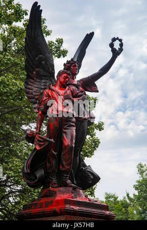 Baltimore, Stati Uniti d'America. 14 Ago, 2017. I soldati confederati e marinai monumento a Baltimora vandalizzato con vernice rossa dopo anti supremacy bianco marzo.Questo è uno dei 4 monumenti di Baltimore consigliata per la rimozione da parte di una commissione speciale per la revisione del Baltimore pubblico monumenti confederato, nominato dall'ex sindaco di Baltimore Stephanie Rawlings Blake nel 2015. Credito Foto: Architetto/Alamy Live News Foto Stock
