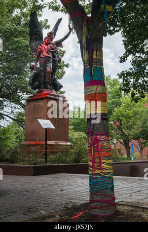 Baltimore, Stati Uniti d'America. 14 Ago, 2017. I soldati confederati e marinai monumento a Baltimora vandalizzato con vernice rossa dopo anti supremacy bianco marzo.Questo è uno dei 4 monumenti di Baltimore consigliata per la rimozione da parte di una commissione speciale per la revisione del Baltimore pubblico monumenti confederato, nominato dall'ex sindaco di Baltimore Stephanie Rawlings Blake nel 2015. Credito Foto: Architetto/Alamy Live News Foto Stock