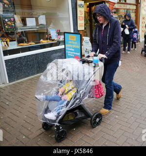 Newquay, Cornwall, Regno Unito. 14 Ago, 2017. Un gran numero di turisti trarre il meglio da una piovosa estate nel pomeriggio a piedi intorno alla città. Credito: Nicholas Burningham/Alamy Live News Foto Stock