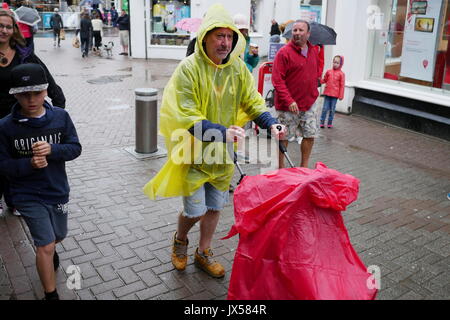 Newquay, Cornwall, Regno Unito. 14 Ago, 2017. Un gran numero di turisti trarre il meglio da una piovosa estate nel pomeriggio a piedi intorno alla città. Credito: Nicholas Burningham/Alamy Live News Foto Stock