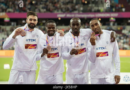 Londra, Regno Unito. 13 Ago, 2017. (L-r) Martyn ROONEY, Rabah YOUSIF, Dwayne COWAN & Matteo Hudson-Smith posano con vi medaglie di bronzo in seguito ci 4x400 m eseguire il giorno precedente durante la giornata finale della IAAF mondiale di atletica (giorno 10) presso il parco olimpico di Londra, Inghilterra il 13 agosto 2017. Foto di Andy Rowland/prime immagini multimediali./Alamy Live News Foto Stock