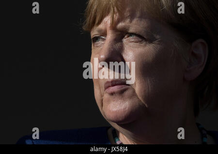 Gelnhausen, Germania. 14 Ago, 2017. Il cancelliere tedesco Angela Merkel (CDU) orologi un gruppo di endocrini tra gli spettatori durante una campagna apparizione in Gelnhausen, Germania, 14 agosto 2017. Foto: Boris Roessler/dpa/Alamy Live News Foto Stock