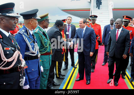 Dar Es Salaam, Dar es Salaam, Tanzania. 14 Ago, 2017. Il Presidente egiziano Abdel Fattah al-Sisi è ricevuto dalla Tanzania il Presidente John Magufuli a Julius Nyerere Aeroporto Internazionale di Dar es Salaam, Tanzania Agosto 14, 2017 Credito: il Presidente egiziano Ufficio APA/images/ZUMA filo/Alamy Live News Foto Stock