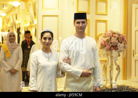 Johor Bahru, Malaysia. 14 Ago, 2017. Dispensa - il matrimonio della Principessa Tunku Tun Aminah Sultan Ibrahim (jewelery) e l'olandese-nato Dennis Muhammad Abdullah, il 14 agosto 2017, presso il Grand Palace a Johor Bahru Paesi Bassi OUT/point de vue Out (attenzione i redattori: per solo uso editoriale IN CONNESSIONE CON LE ATTUALI REPORTING/ credito obbligatorio) Foto: Albert Nieboer/Royal Ufficio Stampa Johor/dpa/Alamy Live News Foto Stock