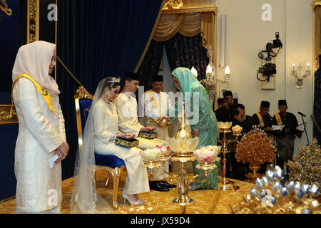 Johor Bahru, Malaysia. 14 Ago, 2017. Dispensa - il matrimonio della Principessa Tunku Tun Aminah Sultan Ibrahim(jewelery) e l'olandese-nato Dennis Muhammad Abdullah, il 14 agosto 2017, Raja Zarith Sofiah, la madre della sposa, eseguendo la cerimonia della benedizione Paesi Bassi OUT/point de vue Out (attenzione i redattori: per solo uso editoriale IN CONNESSIONE CON LE ATTUALI REPORTING/ credito obbligatorio) Foto: Albert Nieboer/Royal Ufficio Stampa Johor/dpa/Alamy Live News Foto Stock