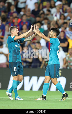 Barcellona, Spagna. 13 Ago, 2017. MARCO ASENSIO del Real Madrid celebra con toni KROSS dopo aver segnato il suo lato del terzo obiettivo durante la Super Coppa Spagnola partita di calcio tra FC Barcelona e Real Madrid il 13 agosto 2017 presso il Camp Nou stadium di Barcellona, Spagna. Credito: Manuel Blondau/ZUMA filo/Alamy Live News Foto Stock