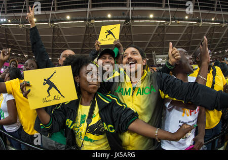 Londra, Regno Unito. 13 Ago, 2017. Spettatori vestito in giamaicano colori delle parti in attesa di vedere la Legenda Usain Bolt durante la giornata finale della IAAF mondiale di atletica (giorno 10) presso il parco olimpico di Londra, Inghilterra il 13 agosto 2017. Foto di Andy Rowland/prime immagini multimediali. Credito: Andrew Rowland/Alamy Live News Foto Stock