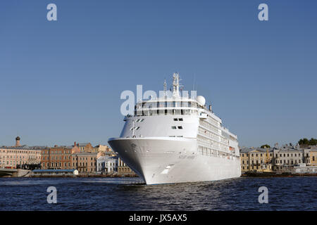 San Pietroburgo, Russia, 14 agosto 2017. Nave da crociera Silver Whisper gira intorno al fiume Neva per uscire dalla città. Il rivestimento della compagnia SILVERSEA può ospitare 382 ospiti Credito: StockphotoVideo/Alamy Live News Foto Stock