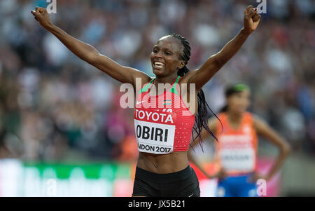 HELLEN OBIRI ONSANDO del Kenya celebra vincendo la sua medaglia d'oro nel 5000m metri dopo aver vinto la finale in un tempo di 14.34.86 durante la giornata finale della IAAF mondiale di atletica (giorno 10) presso il parco olimpico di Londra, Inghilterra il 13 agosto 2017. Foto di Andy Rowland / Prime immagini multimediali. Foto Stock