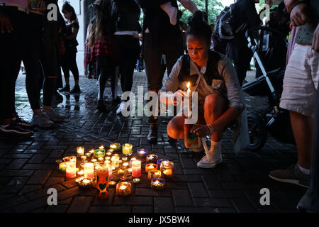 Londra, Regno Unito. 14 Agosto, 2017. Local europea elemento di ritegno una luce delle candele veglia a pagare rispetto a coloro che non sono più con noi. Anche questo è un movimento per assicurarsi di ottenere giustizia4Grenfell. Credito: Vedere Li/Alamy Live News Foto Stock