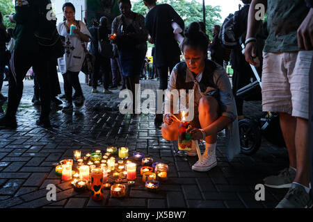 Londra, Regno Unito. 14 Agosto, 2017. Local europea elemento di ritegno una luce delle candele veglia a pagare rispetto a coloro che non sono più con noi. Anche questo è un movimento per assicurarsi di ottenere giustizia4Grenfell. Credito: Vedere Li/Alamy Live News Foto Stock
