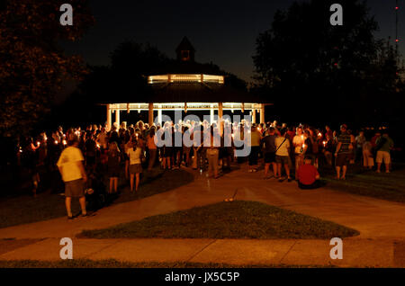 Gorgas Park di Philadelphia, Stati Uniti d'America. 13 Agosto, 2017. Veglia di protesta della supremazia bianca marzo a Charlottesville, al Parco Gorgas in Philadelphia Credito: Carlos Fernandez/Alamy Live News Foto Stock