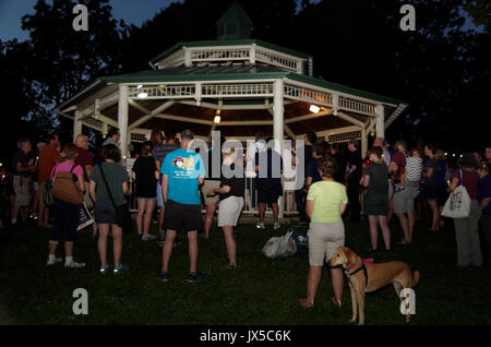 Gorgas Park di Philadelphia, Stati Uniti d'America. 13 Agosto, 2017. Veglia di protesta della supremazia bianca marzo a Charlottesville, al Parco Gorgas in Philadelphia Credito: Carlos Fernandez/Alamy Live News Foto Stock