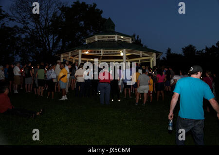 Gorgas Park di Philadelphia, Stati Uniti d'America. 13 Agosto, 2017. Veglia di protesta della supremazia bianca marzo a Charlottesville, al Parco Gorgas in Philadelphia Credito: Carlos Fernandez/Alamy Live News Foto Stock