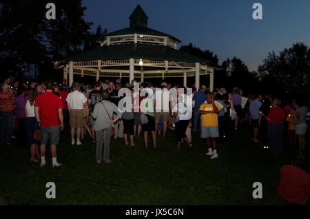 Gorgas Park di Philadelphia, Stati Uniti d'America. 13 Agosto, 2017. Veglia di protesta della supremazia bianca marzo a Charlottesville, al Parco Gorgas in Philadelphia Credito: Carlos Fernandez/Alamy Live News Foto Stock