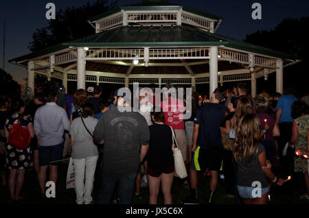 Gorgas Park di Philadelphia, Stati Uniti d'America. 13 Agosto, 2017. Veglia di protesta della supremazia bianca marzo a Charlottesville, al Parco Gorgas in Philadelphia Credito: Carlos Fernandez/Alamy Live News Foto Stock