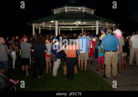 Gorgas Park di Philadelphia, Stati Uniti d'America. 13 Agosto, 2017. Veglia di protesta della supremazia bianca marzo a Charlottesville, al Parco Gorgas in Philadelphia Credito: Carlos Fernandez/Alamy Live News Foto Stock