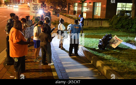 Durham, North Carolina, Stati Uniti d'America. 14 Ago, 2017. Manifestanti portare giù confederate ''i ragazzi che indossavano il grigio'' statua di fronte al tribunale vecchio nel centro di Durham, N.C. Lunedì, Agosto 14, 2017. Credito: Fabian Radulescu/ZUMA filo/Alamy Live News Foto Stock