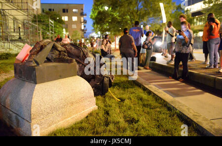 Durham, North Carolina, Stati Uniti d'America. 14 Ago, 2017. Manifestanti portare giù confederate ''i ragazzi che indossavano il grigio'' statua di fronte al tribunale vecchio nel centro di Durham, N.C. Lunedì, Agosto 14, 2017. Credito: Fabian Radulescu/ZUMA filo/Alamy Live News Foto Stock