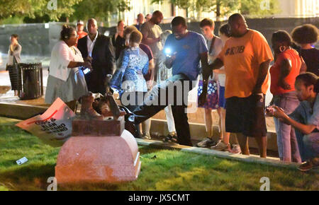 Durham, North Carolina, Stati Uniti d'America. 14 Ago, 2017. Manifestanti portare giù confederate ''i ragazzi che indossavano il grigio'' statua di fronte al tribunale vecchio nel centro di Durham, N.C. Lunedì, Agosto 14, 2017. Credito: Fabian Radulescu/ZUMA filo/Alamy Live News Foto Stock