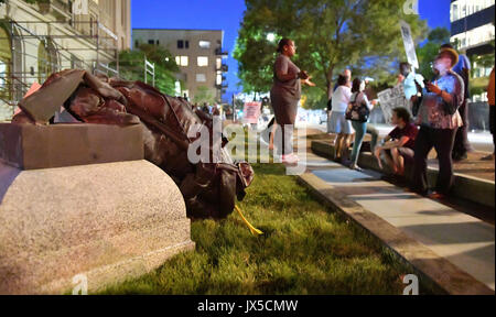 Durham, North Carolina, Stati Uniti d'America. 14 Ago, 2017. Manifestanti portare giù confederate ''i ragazzi che indossavano il grigio'' statua di fronte al tribunale vecchio nel centro di Durham, N.C. Lunedì, Agosto 14, 2017. Credito: Fabian Radulescu/ZUMA filo/Alamy Live News Foto Stock