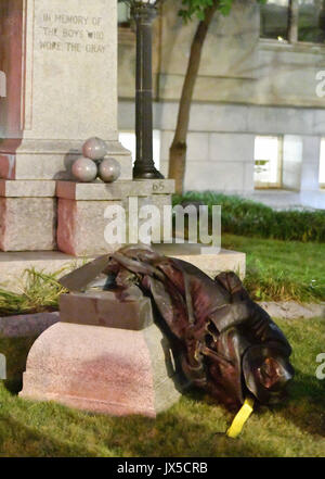 Durham, North Carolina, Stati Uniti d'America. 14 Ago, 2017. Manifestanti portare giù confederate ''i ragazzi che indossavano il grigio'' statua di fronte al tribunale vecchio nel centro di Durham. Credito: Fabian Radulescu/ZUMA filo/Alamy Live News Foto Stock