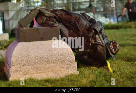 Durham, North Carolina, Stati Uniti d'America. 14 Ago, 2017. Manifestanti portare giù confederate ''i ragazzi che indossavano il grigio'' statua di fronte al tribunale vecchio nel centro di Durham. Credito: Fabian Radulescu/ZUMA filo/Alamy Live News Foto Stock