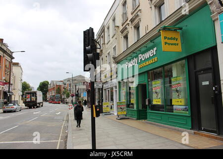 Londra, Regno Unito. 27 Luglio, 2017. Un Paddy Power scommesse negozio vicino a Westbourne Park a Londra, UK, 27 luglio 2017. Foto: Kathrin Kasper/dpa/Alamy Live News Foto Stock